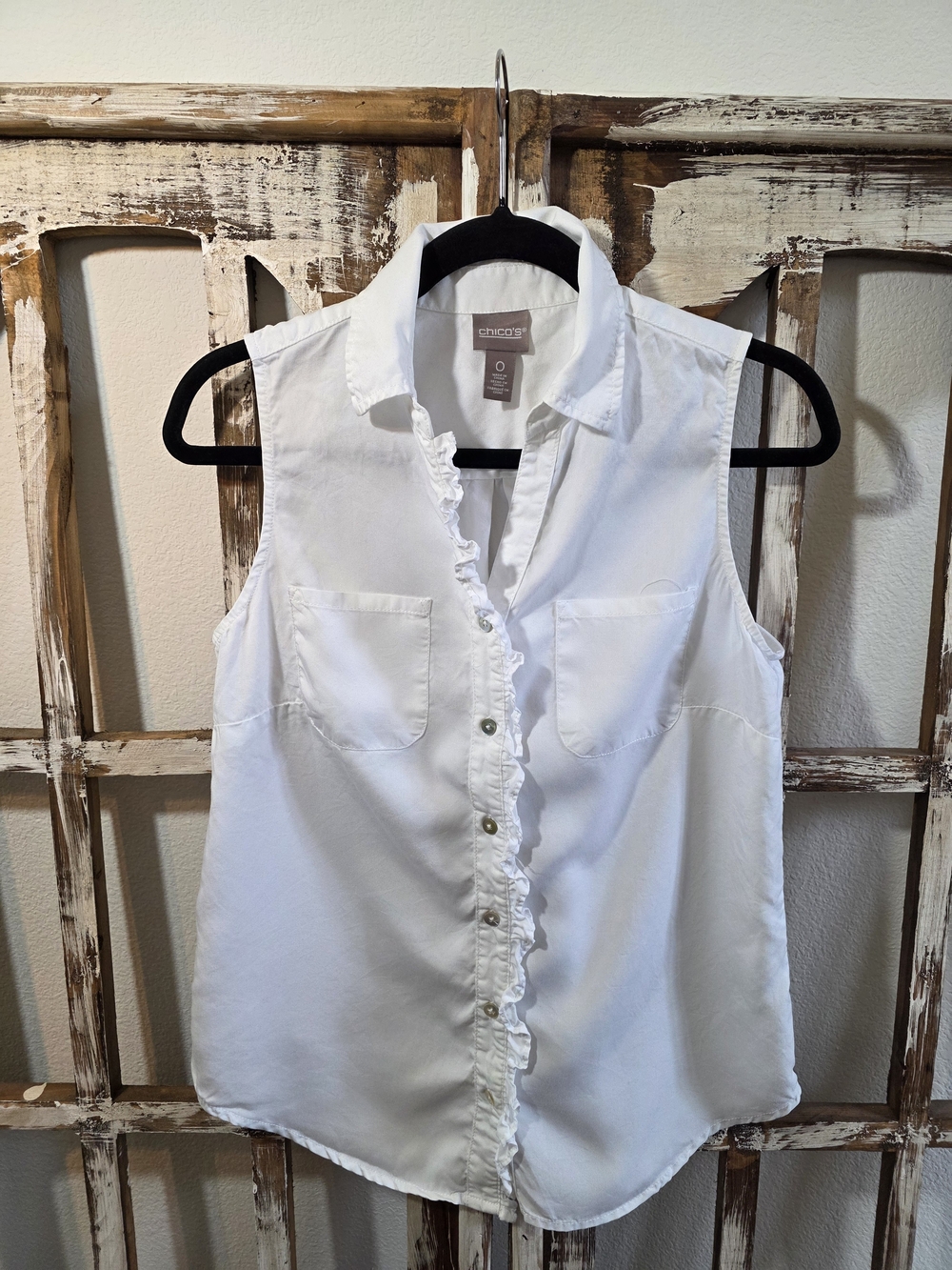Chico’s White Ruffle Front Sleeveless Blouse – Size 0/XS